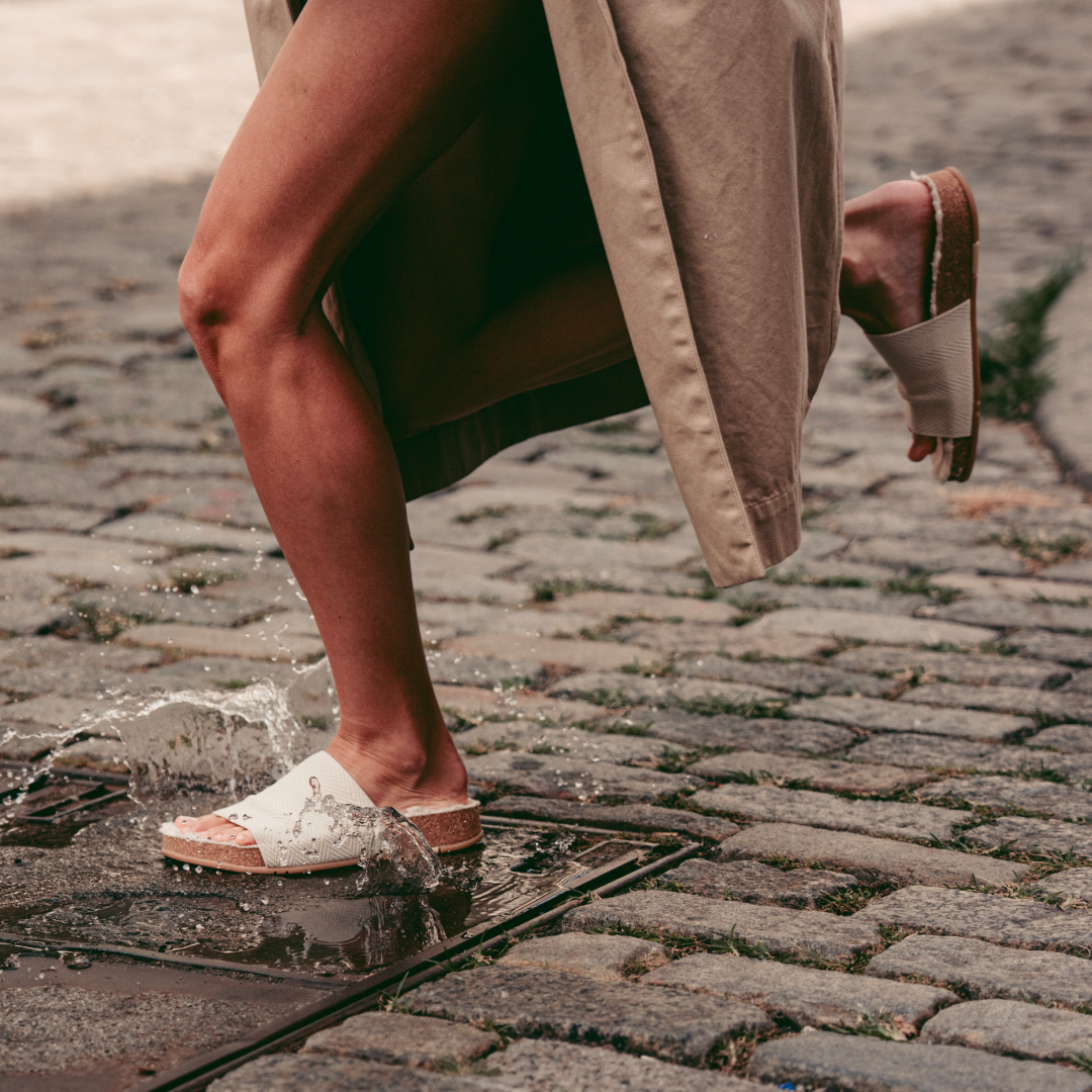 Cozy Chevron Shaw Slide - Créme Vee